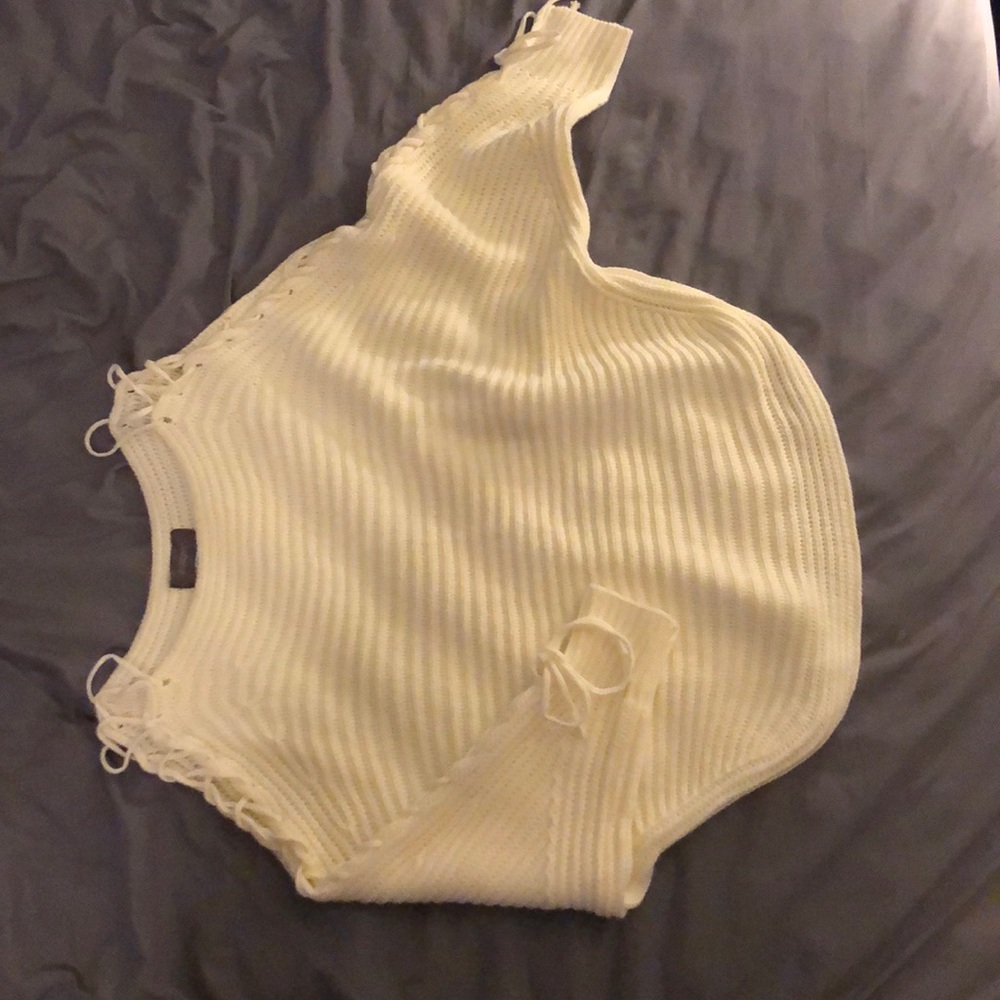 Tie down sweater